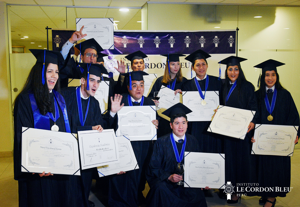 Egresados de la promoción 2019-I se graduaron en emotiva ceremonia.