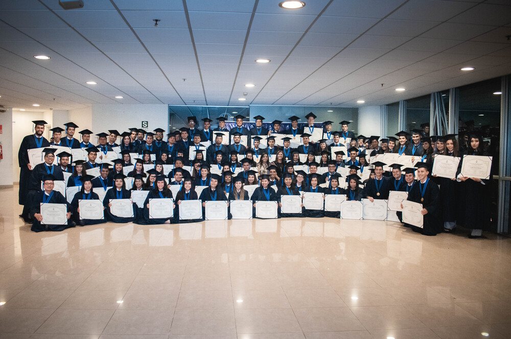 Egresados de la promoción 2019 -II recibieron sus diplomas y medallas en emotiva ceremonia de graduación