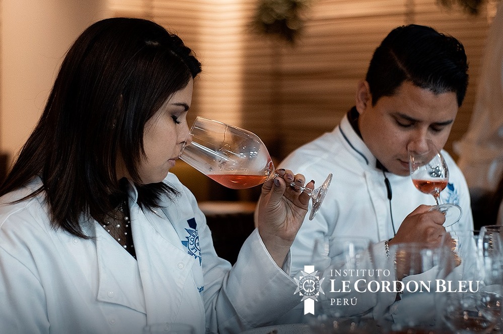 El sommelier egresado de Le Cordon Bleu, experto en vinos y otras bebidas de la oferta gastronómica
