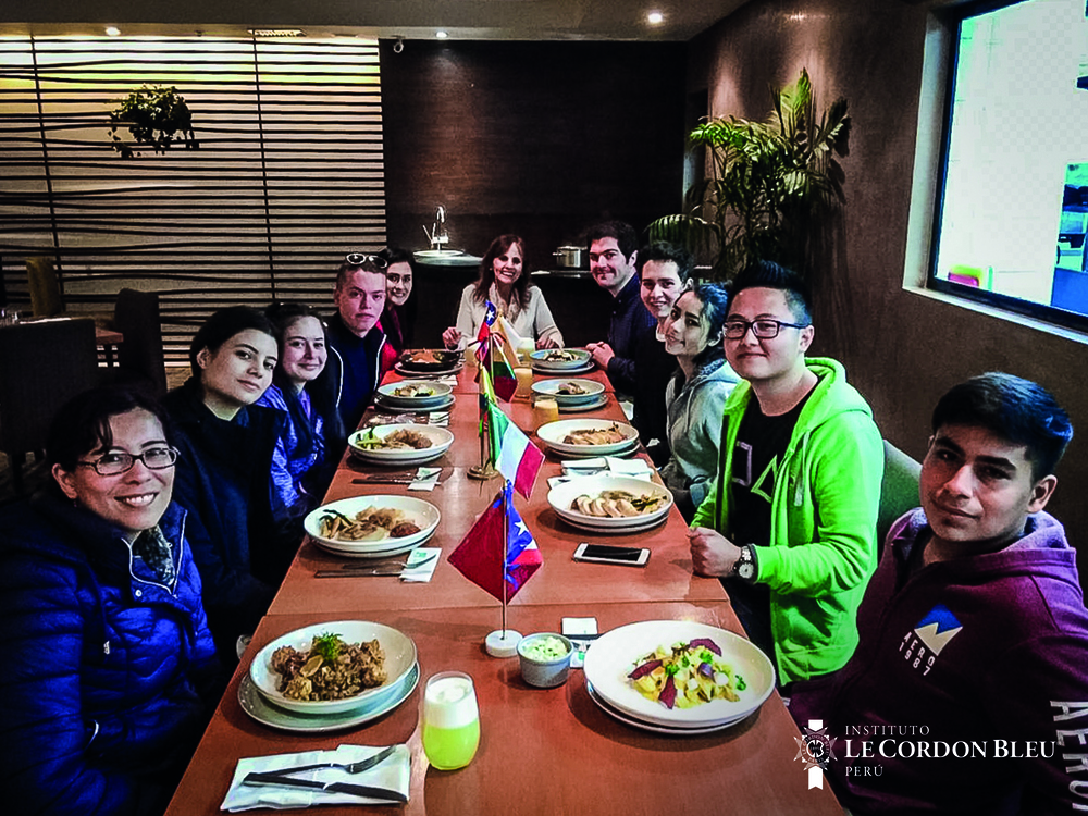 Alumnos ingresantes realizan visita al centro histórico de Lima y almuerzan en restaurante Wallqa