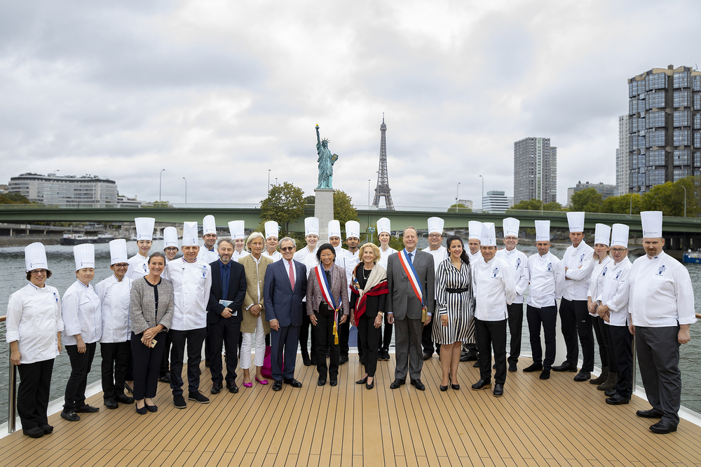 Le Cordon Bleu Paris celebra el 130 aniversario de la Estatua de la Libertad de Paris, localizada en la Isla de los Cisnes (Ile aux Cygnes).