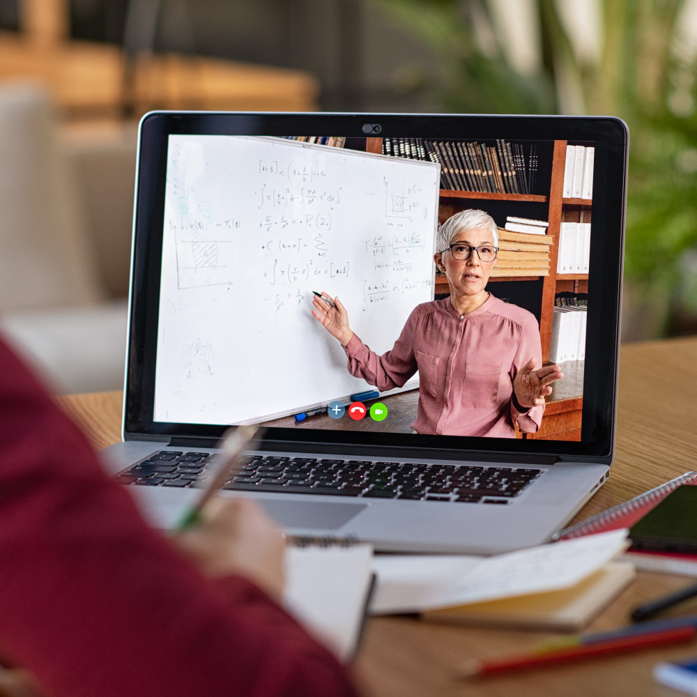 Docentes ILCB se actualizan con modernas metodologías de enseñanza virtual