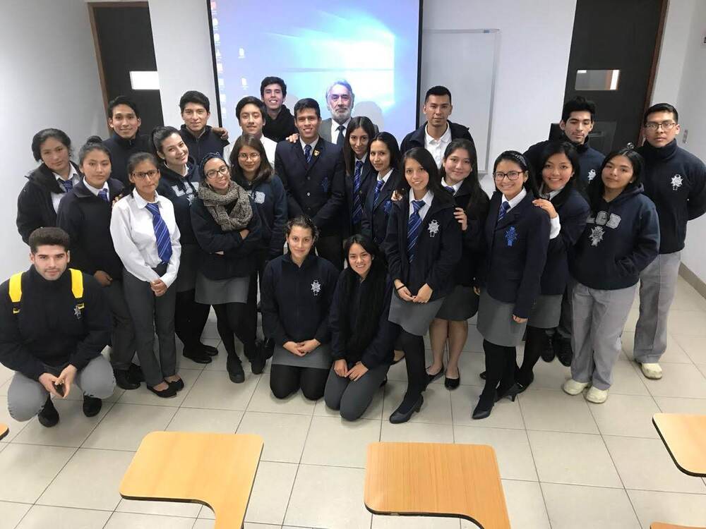 Alumnos presentan investigación de campo de la visita que realizaron en los mercados más representativos de Lima.