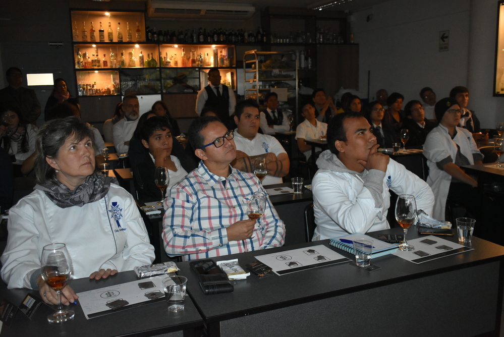 Nuestros estudiantes participaron de la cata de ron “Santa Teresa” y chocolate “Franceschi