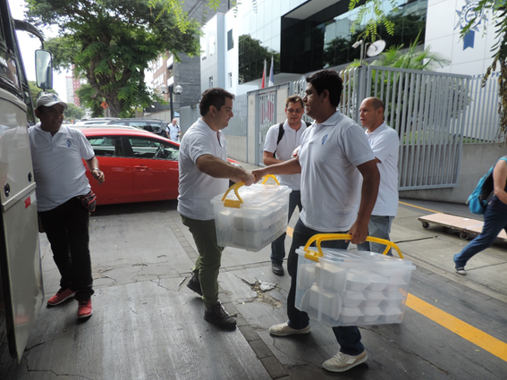 Chefs de Le Cordon Bleu Perú prepararon comida y bebidas que luego entregaron personalmente a damnificados de Huachipa